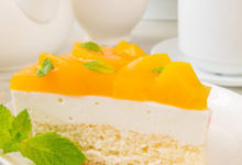Фото - Йогуртовый пирог с персиками