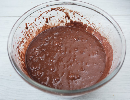 Шоколадные мадлен с шоколадной крошкой