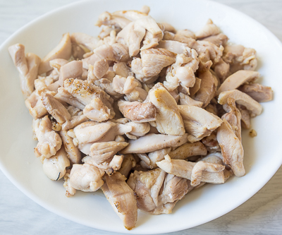 Стир-фрай из курицы с грибами шиитаке и арахисовым соусом