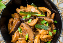 Фото - Стир-фрай из курицы с грибами шиитаке и арахисовым соусом