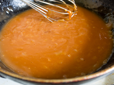 Фрикадельки в пикантном томатном соусе