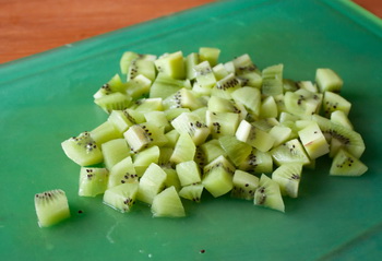 Фруктовый салат с клубникой в ананасе