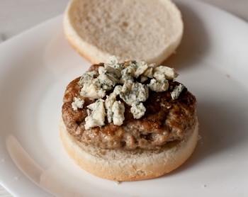 Гамбургеры с голубым сыром и грибами