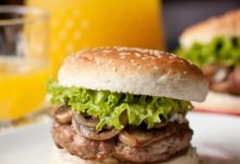 Фото - Гамбургеры с голубым сыром и грибами