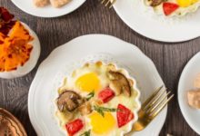 Фото - Яйца кокот с белыми грибами и помидорами