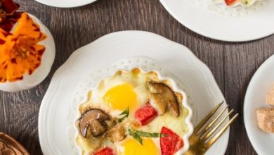 Фото - Яйца кокот с белыми грибами и помидорами