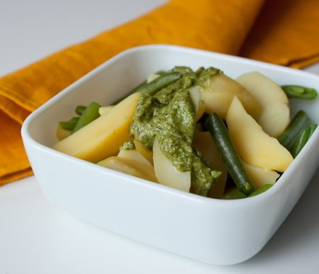Фото - Картофельный салат с зеленой фасолью и песто