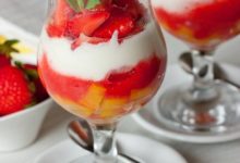 Фото - Клубнично-персиковый десерт со сливочным кремом