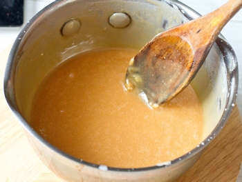 Пирожные макарон с чаем “Эрл Грей” и соленой карамелью