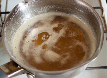 Пирожные макарон с чаем “Эрл Грей” и соленой карамелью