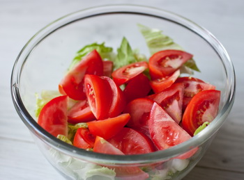 Салат из помидоров с фетой и базиликовой заправкой