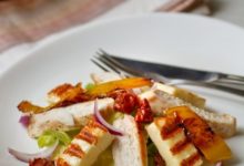 Фото - Салат с курицей, вялеными томатами и жареным сыром