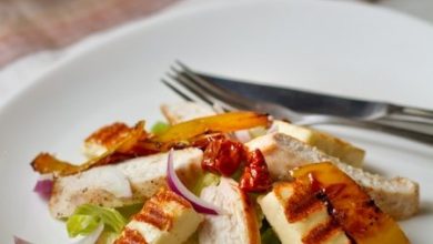 Фото - Салат с курицей, вялеными томатами и жареным сыром