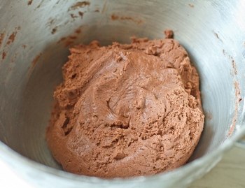 Шоколадное печенье с жемчужным сахаром