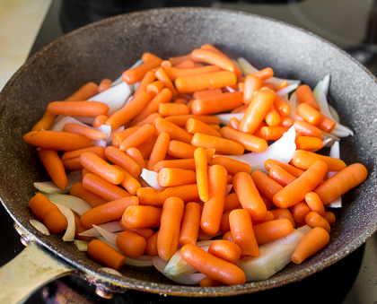 Запеченные утиные бедра с морковью